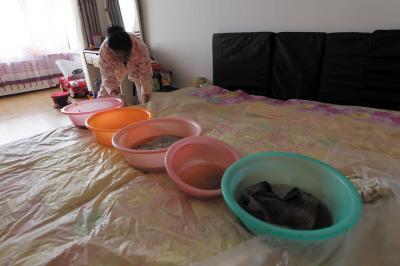 金湖楼上漏水，住户失联，小区没物管，业主维权难！律师来支招……